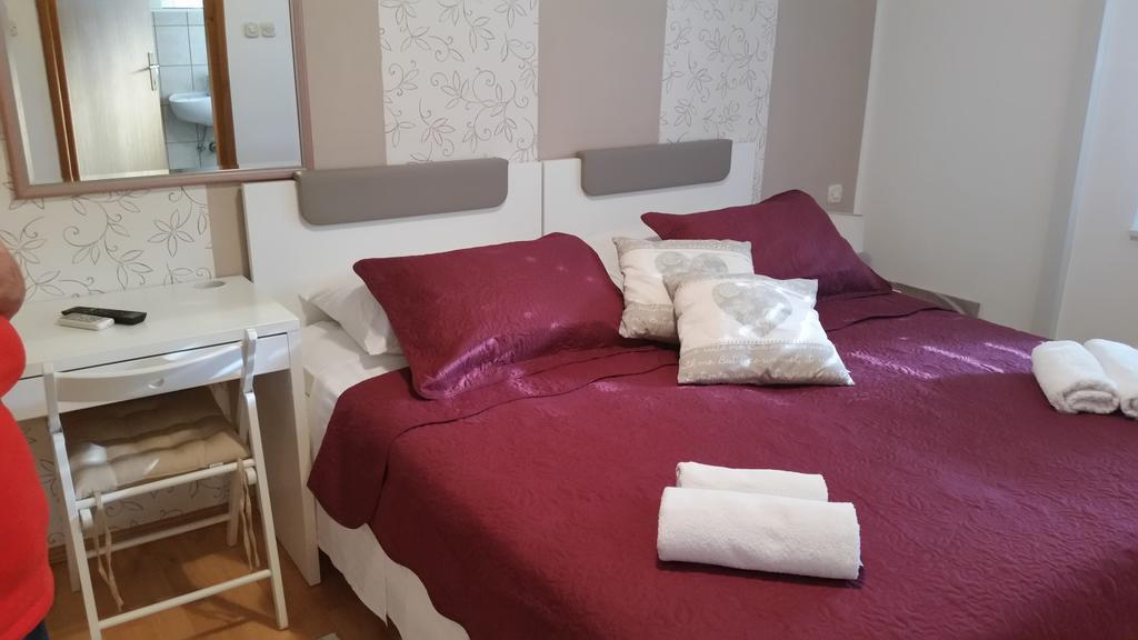 Guest Accomodation Zura Skradin Exterior photo