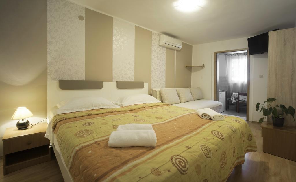 Guest Accomodation Zura Skradin Exterior photo